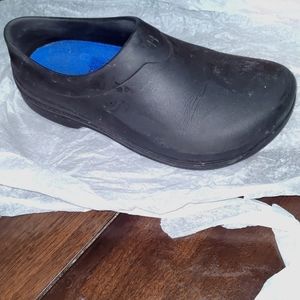 Slip Resistant Shoes Size 7